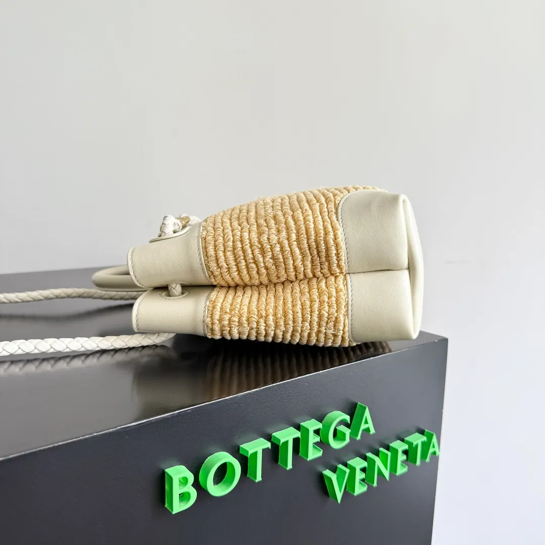 Batch 1960 Bottega Veneta's new SmallAndiamo | 🌞The best solution for summer relaxation! 🌾 Straw + leather splicing, natural materials collide with exquisite craftsmanship, and it has a sense of relaxation during the southern French holiday. It is suitable for daily commuting and weekend vacations. It is very stylish when you carry it with you. 💼 The practical capacity is amazing. It can easily store mobile phones, card holders, and powder compacts. The top opening and closing design makes it easy to access items and protects privacy. The whole is not redundant or cramped. It is a concrete interpretation of "less is more"! Unique woven texture + iconic gold buckle, low-key and high-end recognition, take it to the streets and turn heads when you put it on your back, as if you have brought lazy fashion into your life. BV’s new season aesthetics, fashionable and refined, come and take away this sense of relaxation~SmallAndiamo will become a high-end symbol in your style wardrobe that will never fade! Style number: 827478 (743568) Size: 25*20*10cm